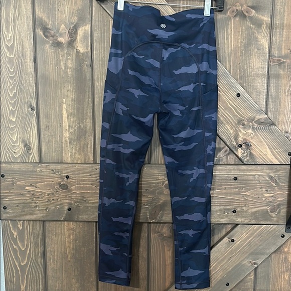 Athleta ultimate stash‎ pocket camo capri - Picture 3 of 8